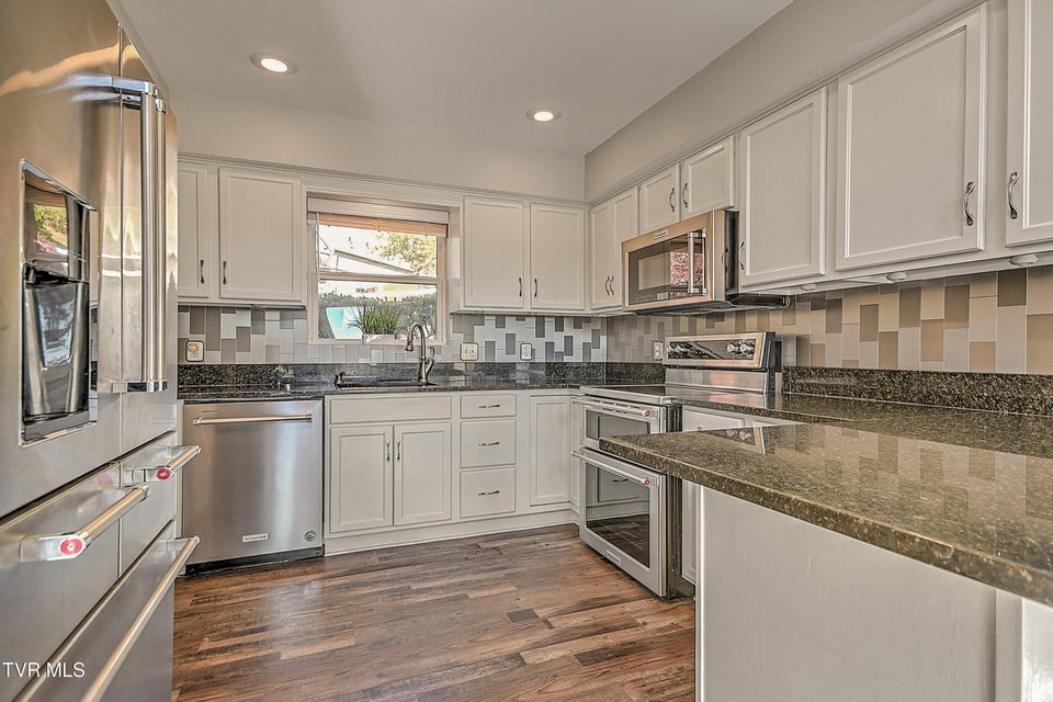 Photo #9: 395 Lakeshore Road