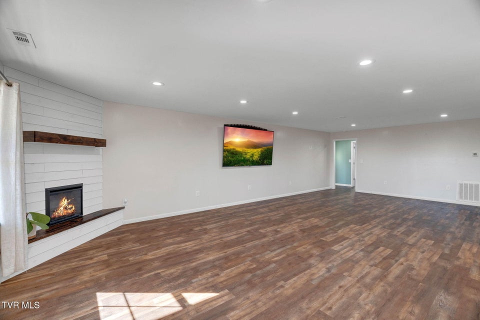 Photo #20: 105 London Pvt Drive