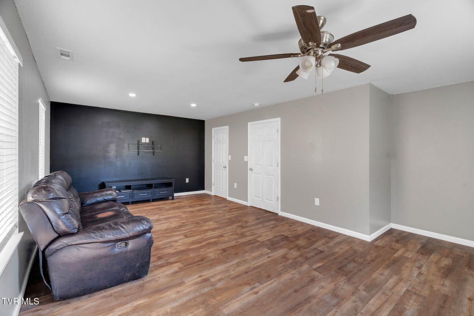 Photo #37: 105 London Pvt Drive