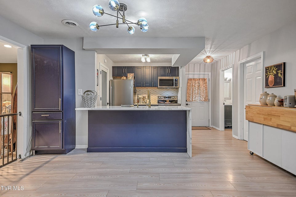 Photo #20: 916 Starling Drive