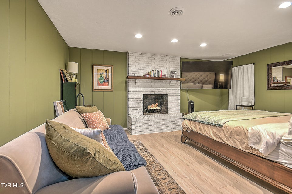 Photo #32: 916 Starling Drive