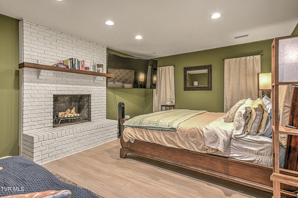 Photo #33: 916 Starling Drive