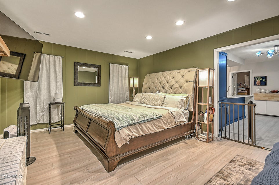 Photo #34: 916 Starling Drive