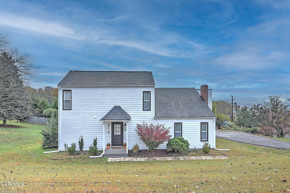 Photo #2: 916 Starling Drive