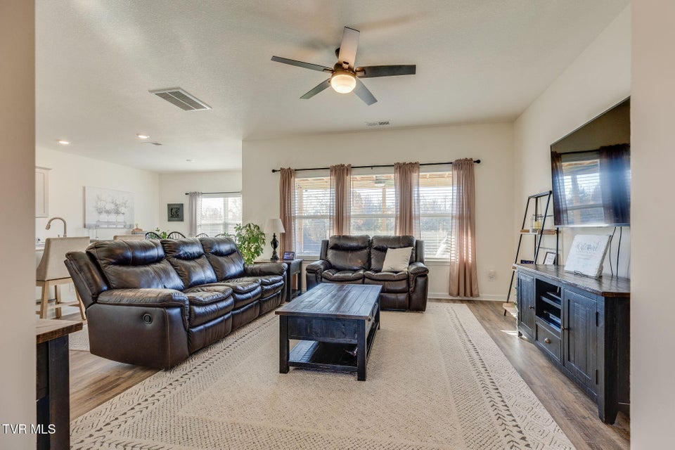 Photo #6: 570 Sedgewick Way