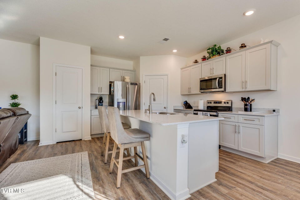 Photo #10: 570 Sedgewick Way