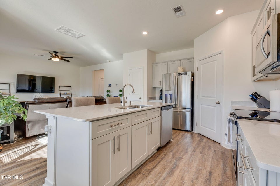 Photo #11: 570 Sedgewick Way