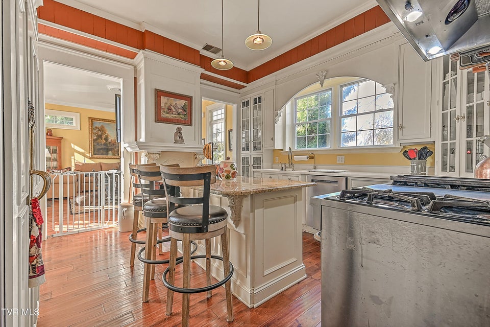 Photo #33: 529 Taylor Street