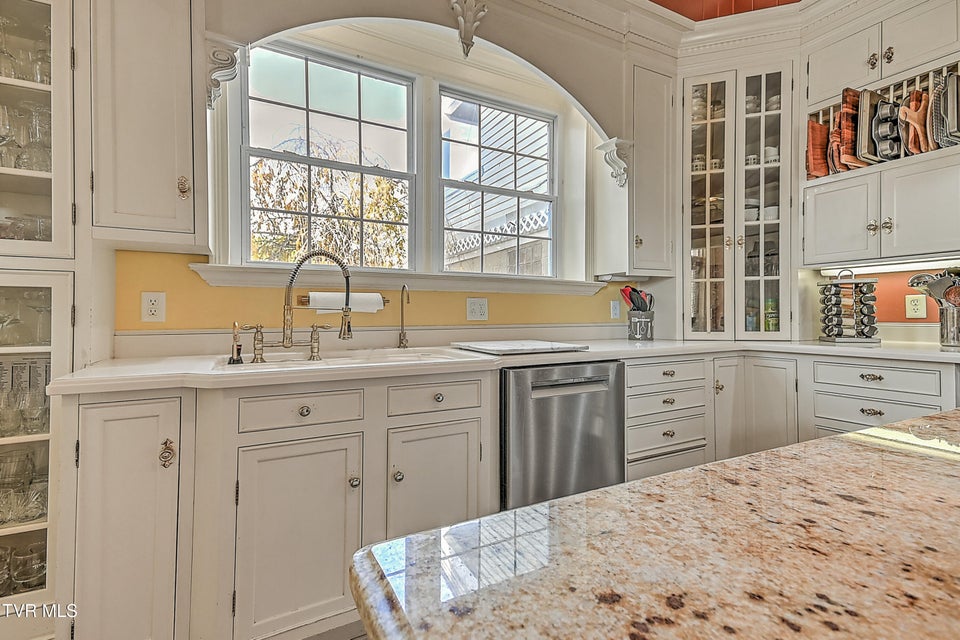 Photo #37: 529 Taylor Street