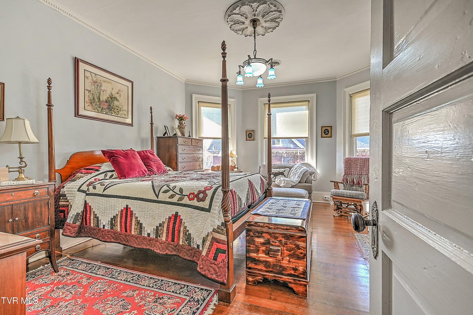 Photo #48: 529 Taylor Street