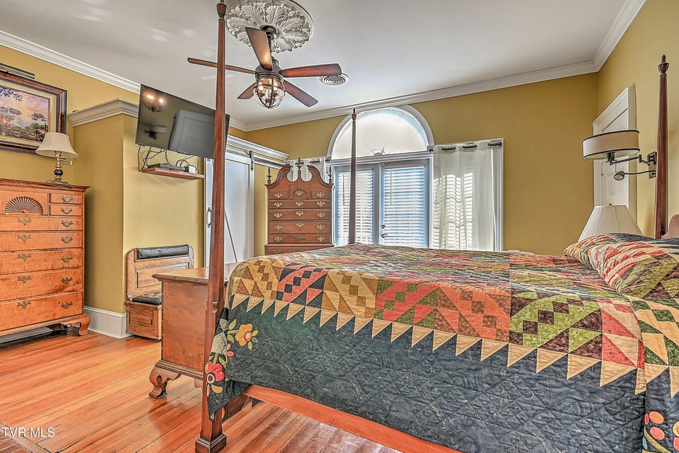 Photo #52: 529 Taylor Street