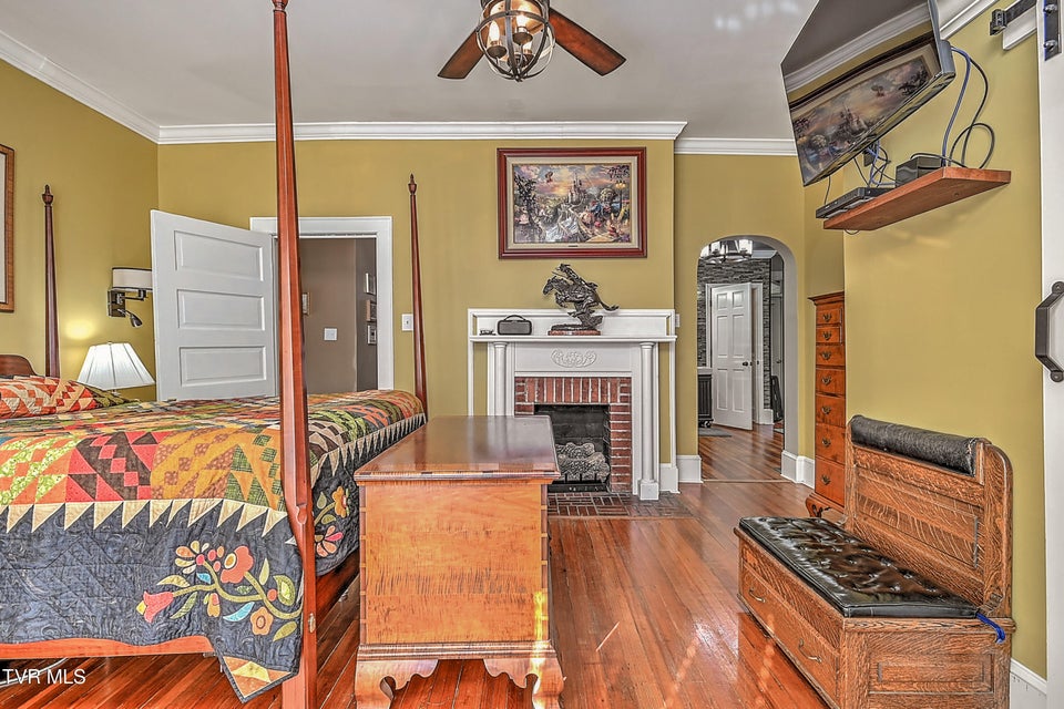 Photo #54: 529 Taylor Street