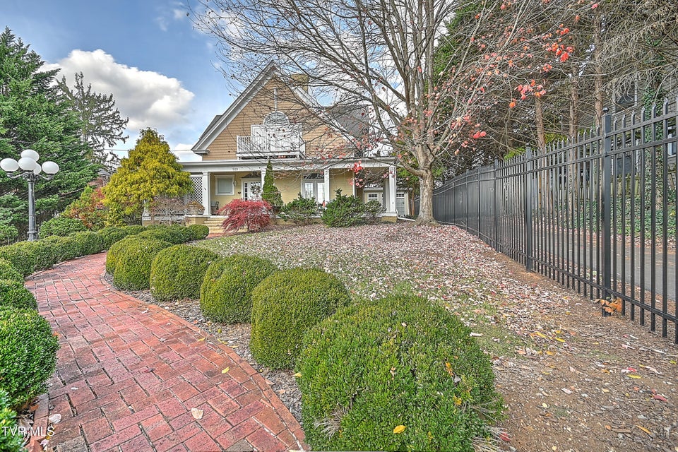 Photo #84: 529 Taylor Street