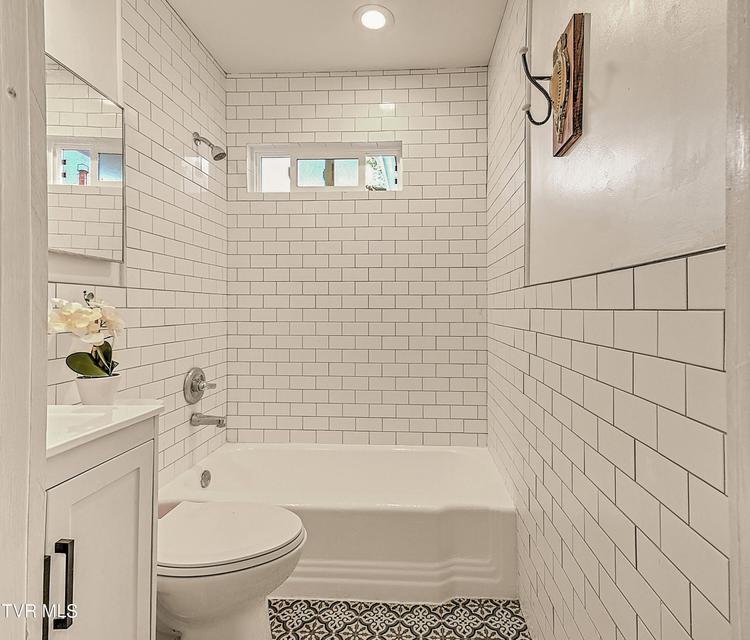 Photo #29: 940 Shipp Street