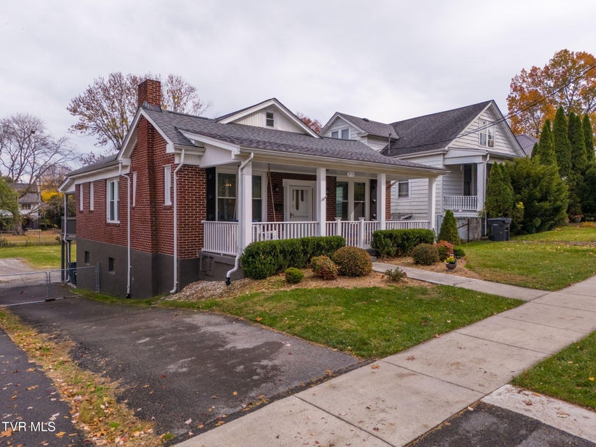 Photo #3: 913 Maryland Avenue