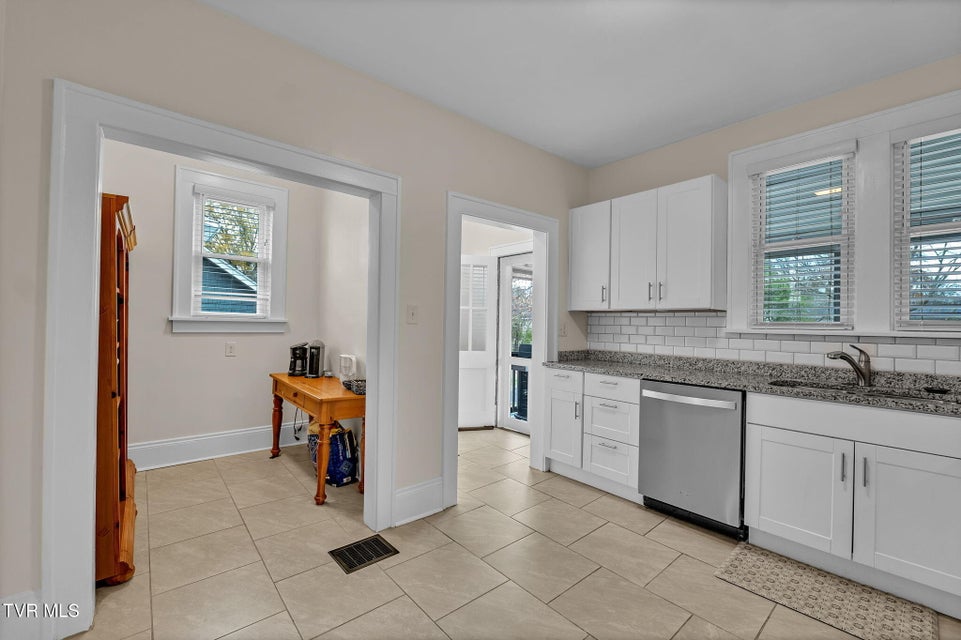 Photo #10: 913 Maryland Avenue