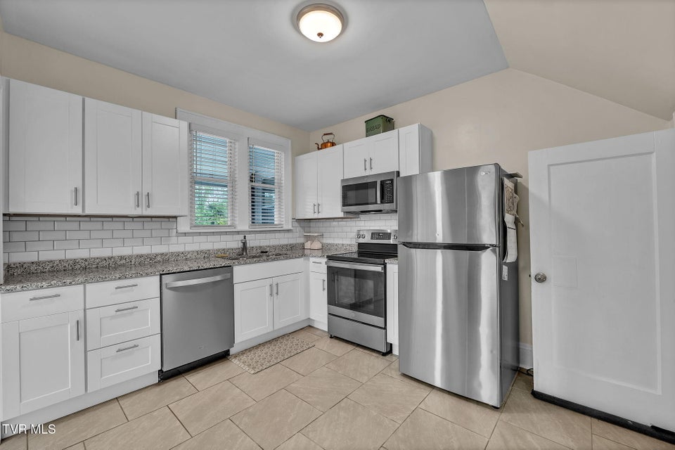 Photo #11: 913 Maryland Avenue