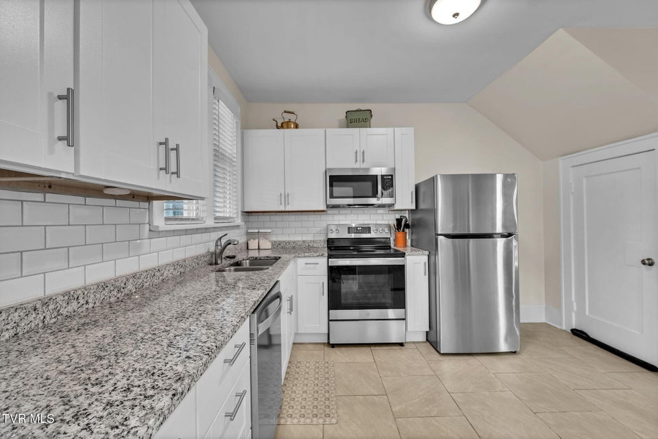 Photo #13: 913 Maryland Avenue