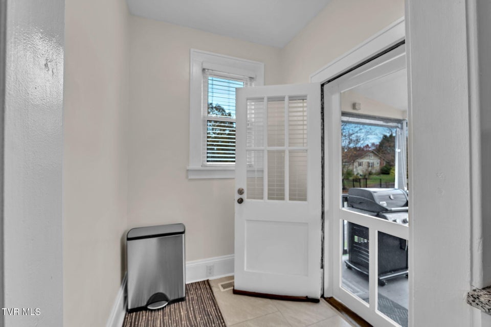 Photo #38: 913 Maryland Avenue