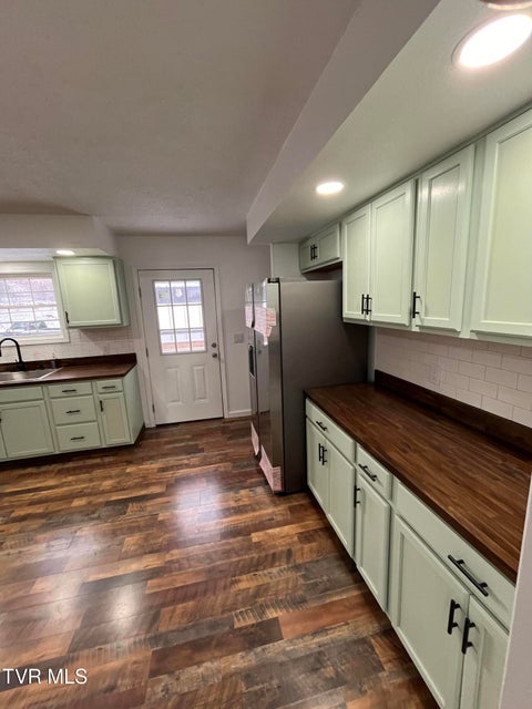 Photo #7: 12151 Retford Road