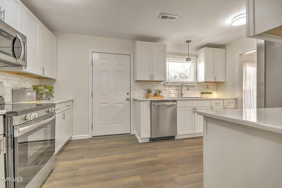 Photo #15: 1389 Ash Street