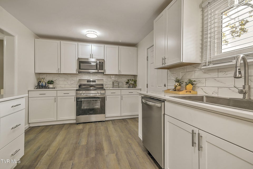 Photo #20: 1389 Ash Street