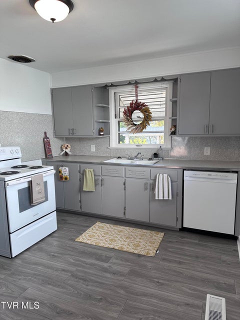 Photo #15: 526 Mount Ida Place