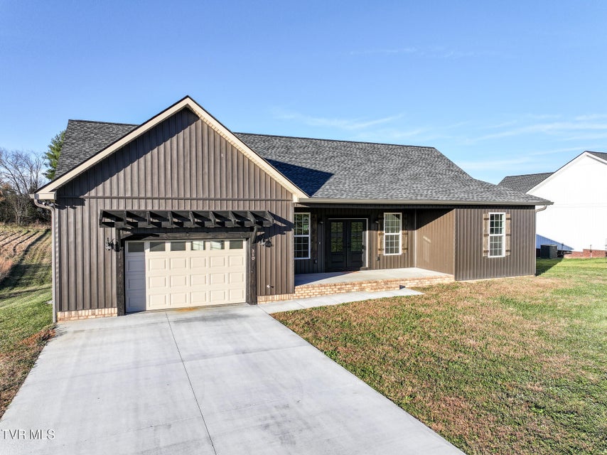 Photo #40: 210 Emperor 