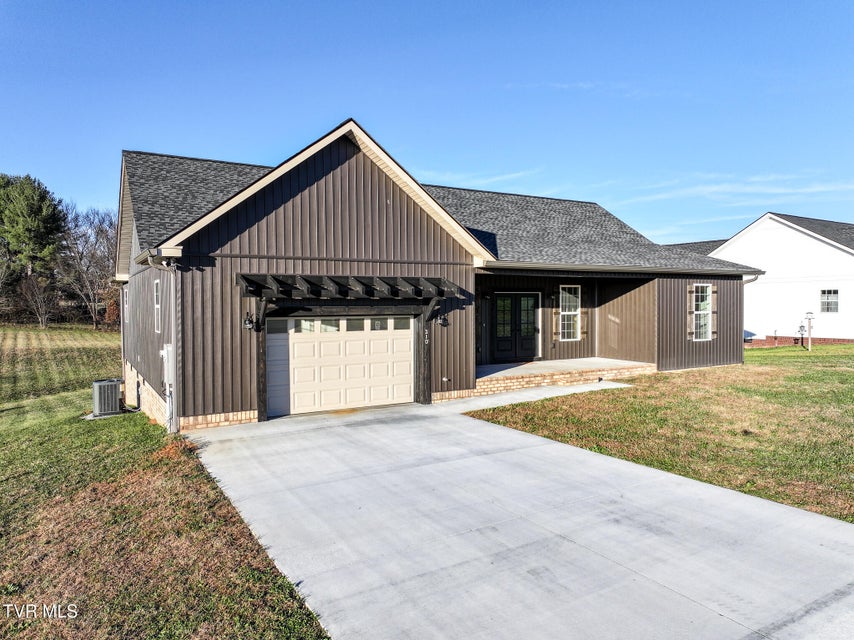 Photo #43: 210 Emperor 