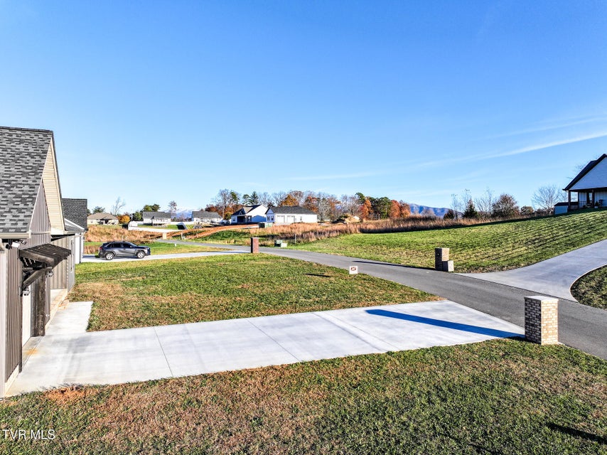 Photo #55: 210 Emperor 