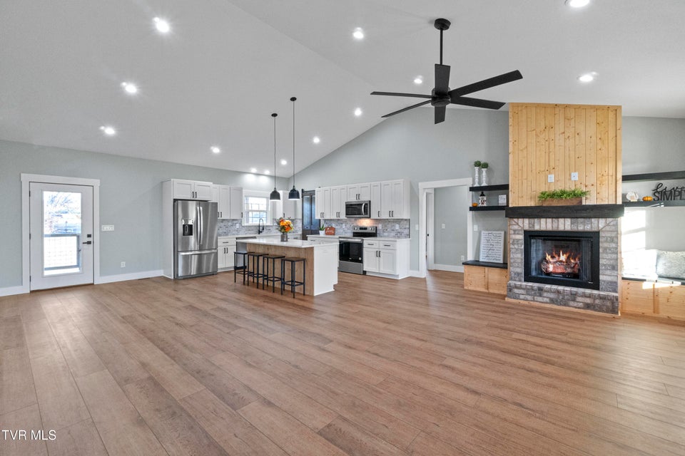 Photo #6: 210 Emperor 