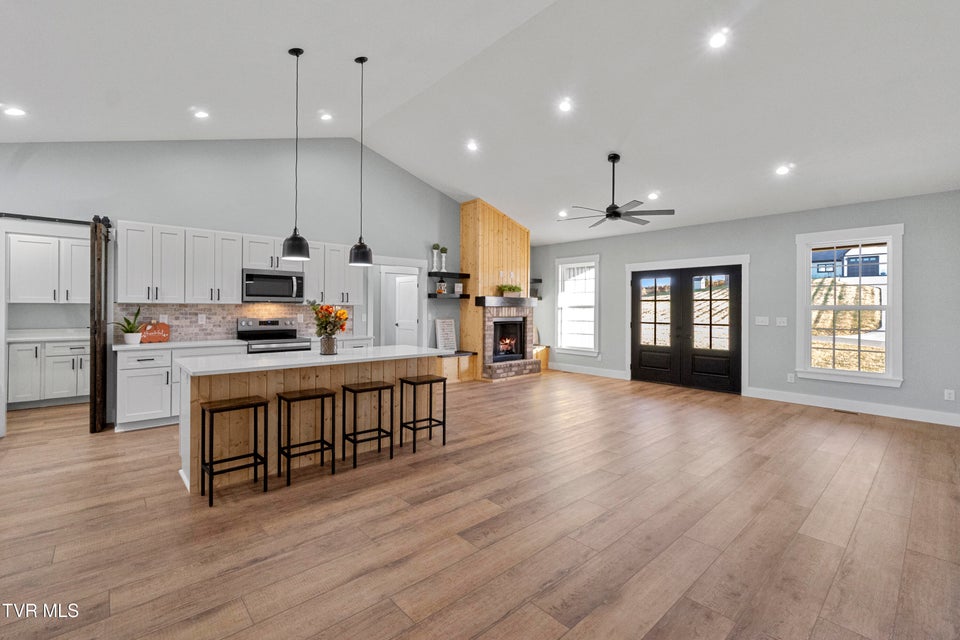 Photo #8: 210 Emperor 