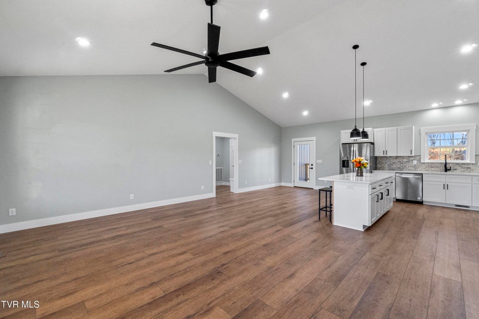 Photo #9: 210 Emperor 