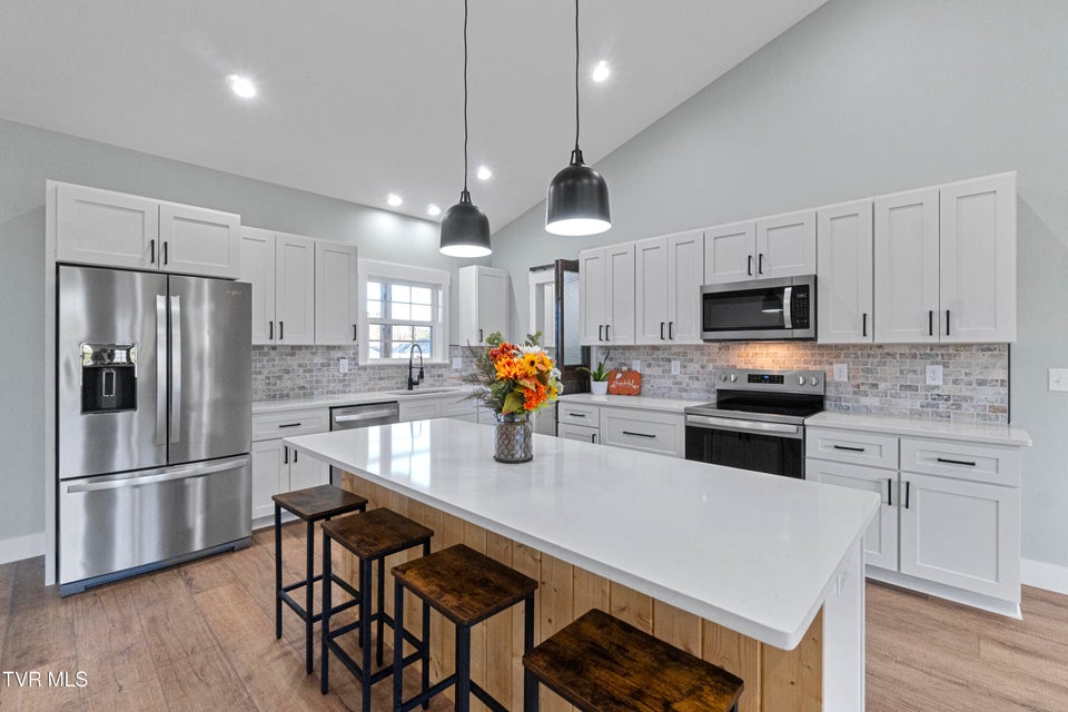 Photo #11: 210 Emperor 