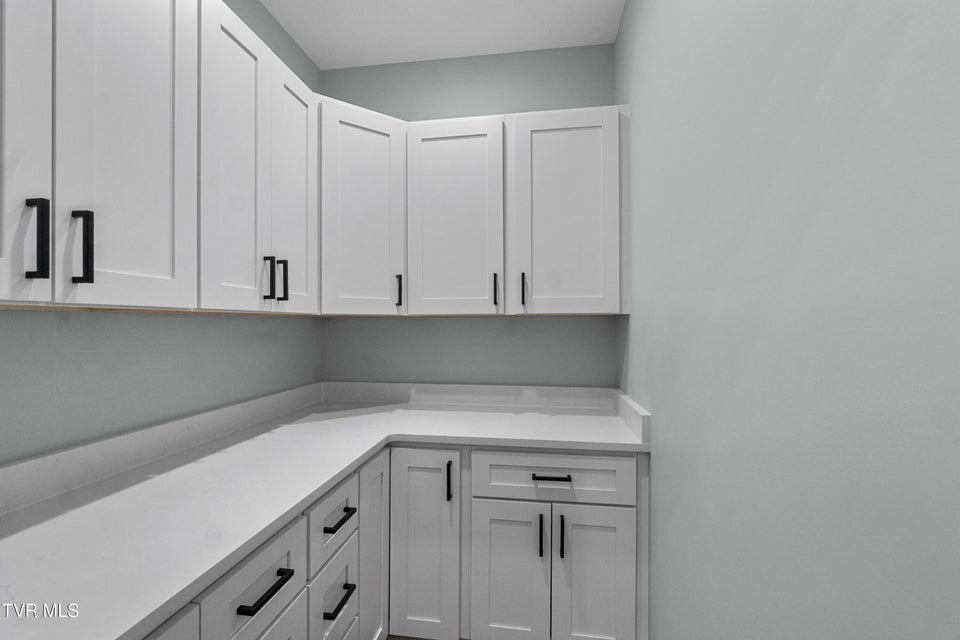 Photo #13: 210 Emperor 