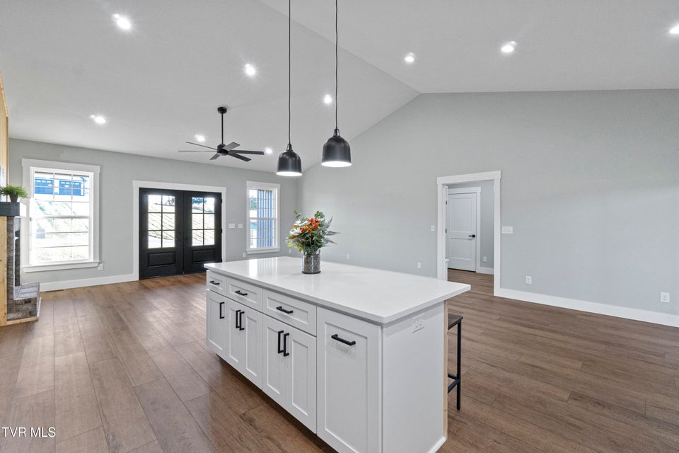 Photo #10: 210 Emperor 