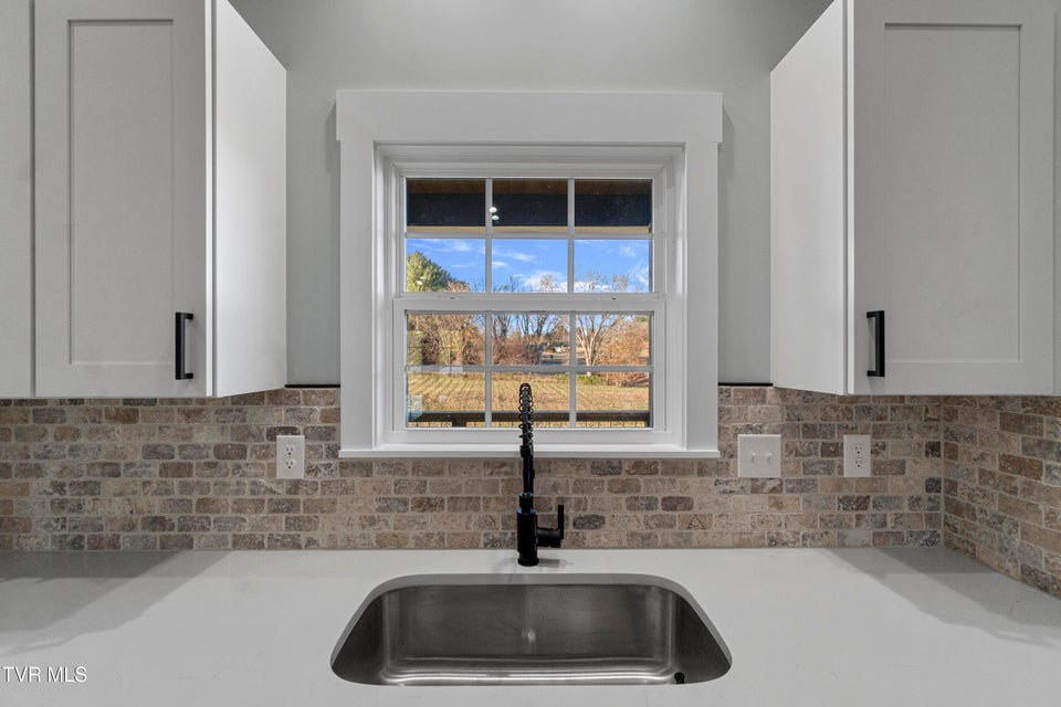 Photo #12: 210 Emperor 