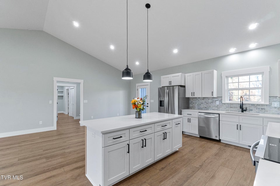 Photo #14: 210 Emperor 