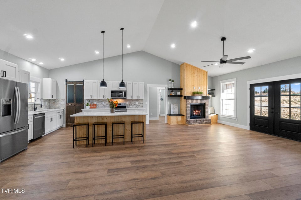 Photo #15: 210 Emperor 