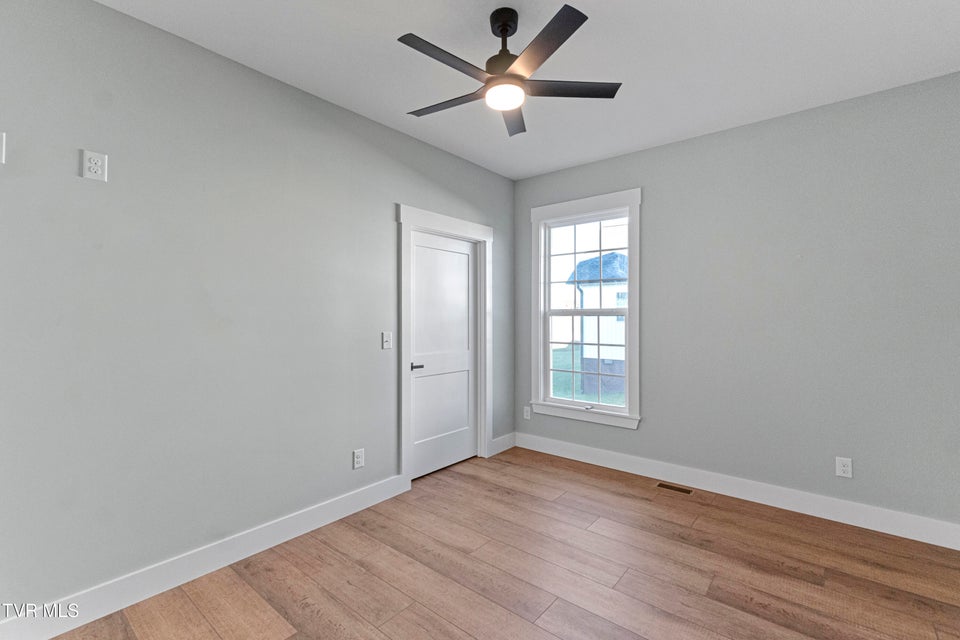 Photo #21: 210 Emperor 