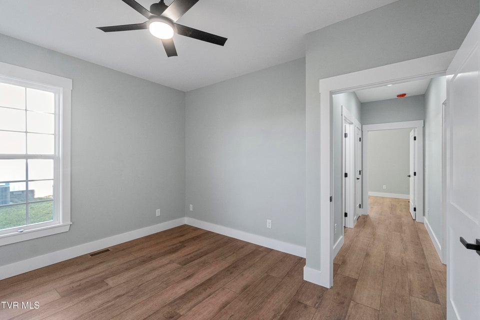 Photo #20: 210 Emperor 