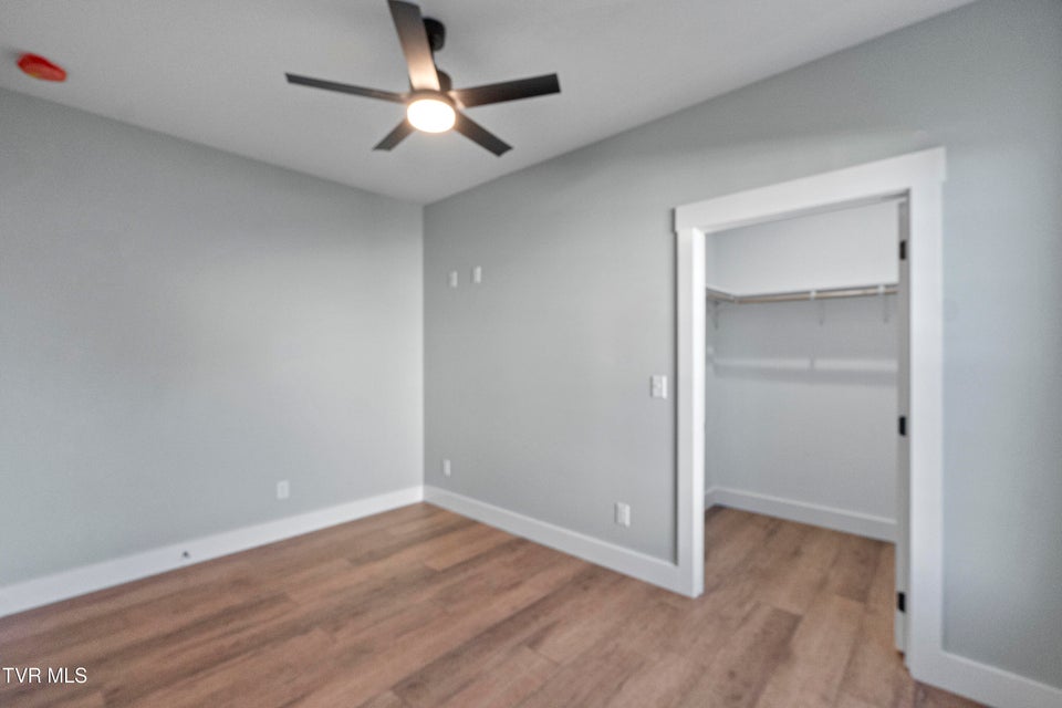 Photo #26: 210 Emperor 