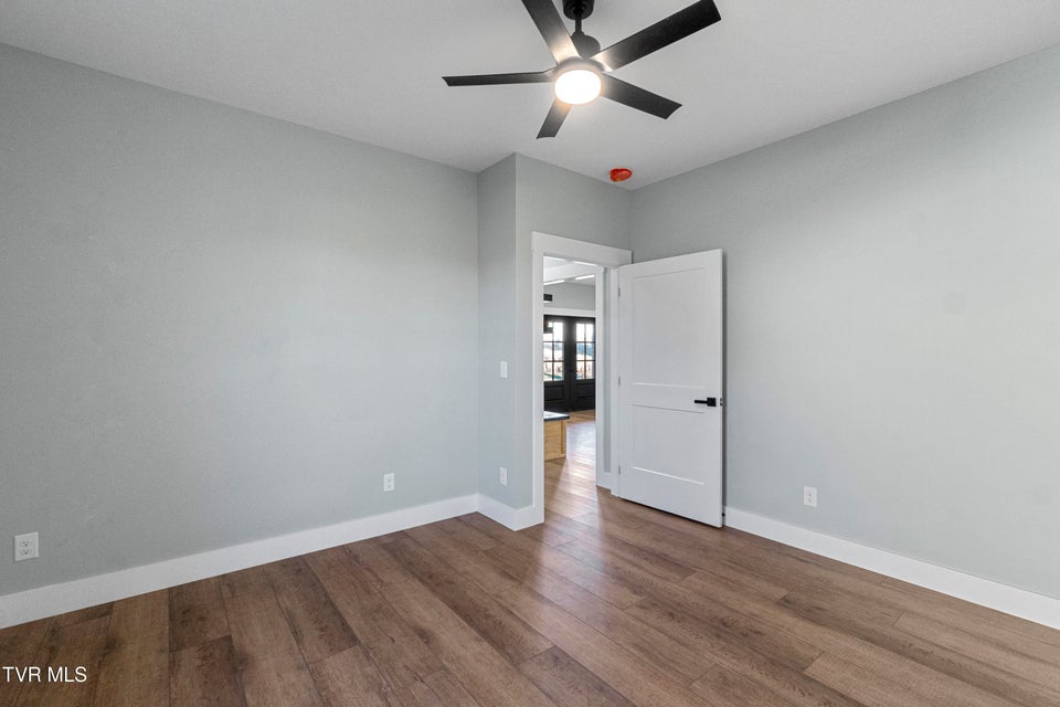 Photo #38: 210 Emperor 