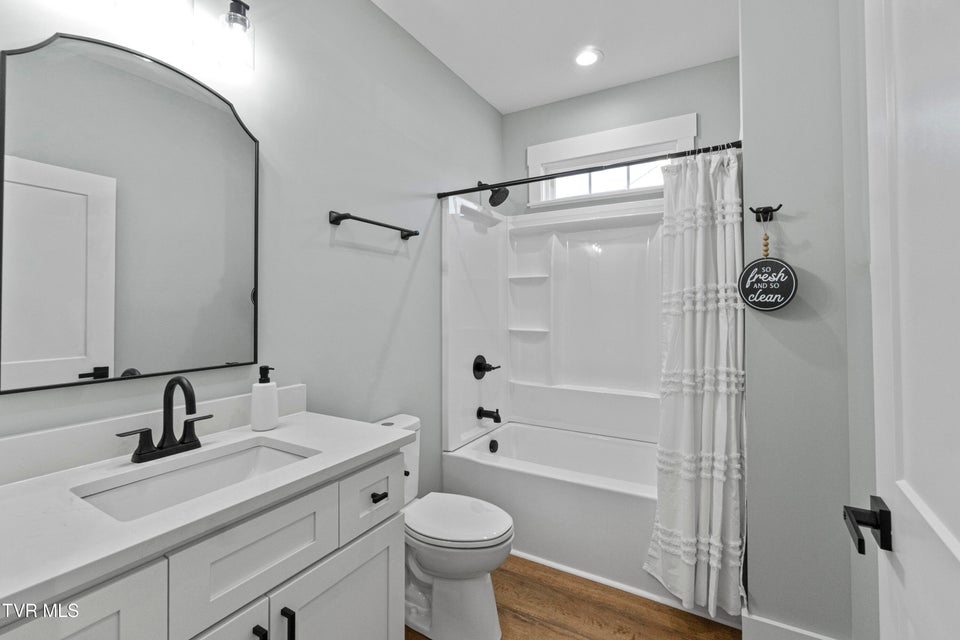 Photo #39: 210 Emperor 