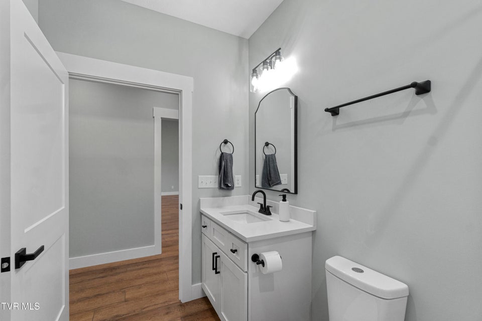 Photo #28: 210 Emperor 