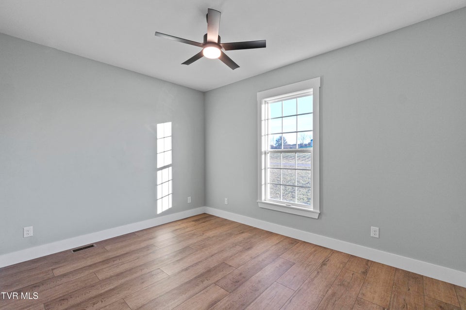 Photo #37: 210 Emperor 