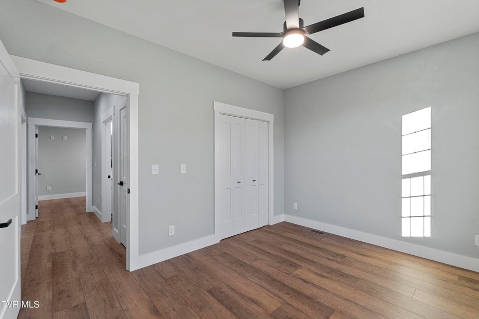 Photo #27: 210 Emperor 