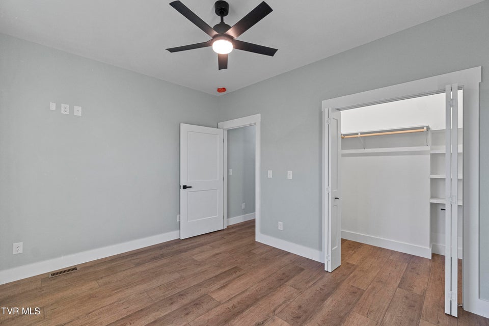 Photo #18: 210 Emperor 