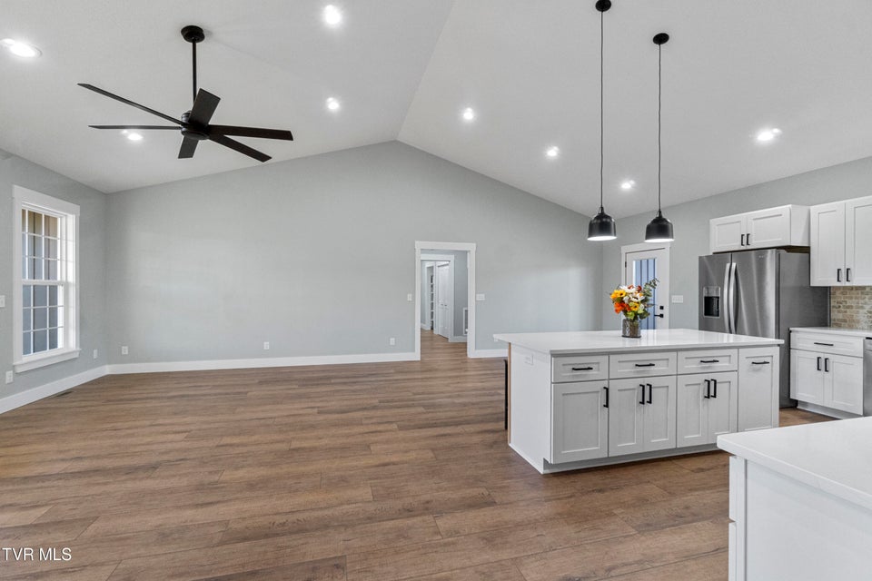 Photo #16: 210 Emperor 