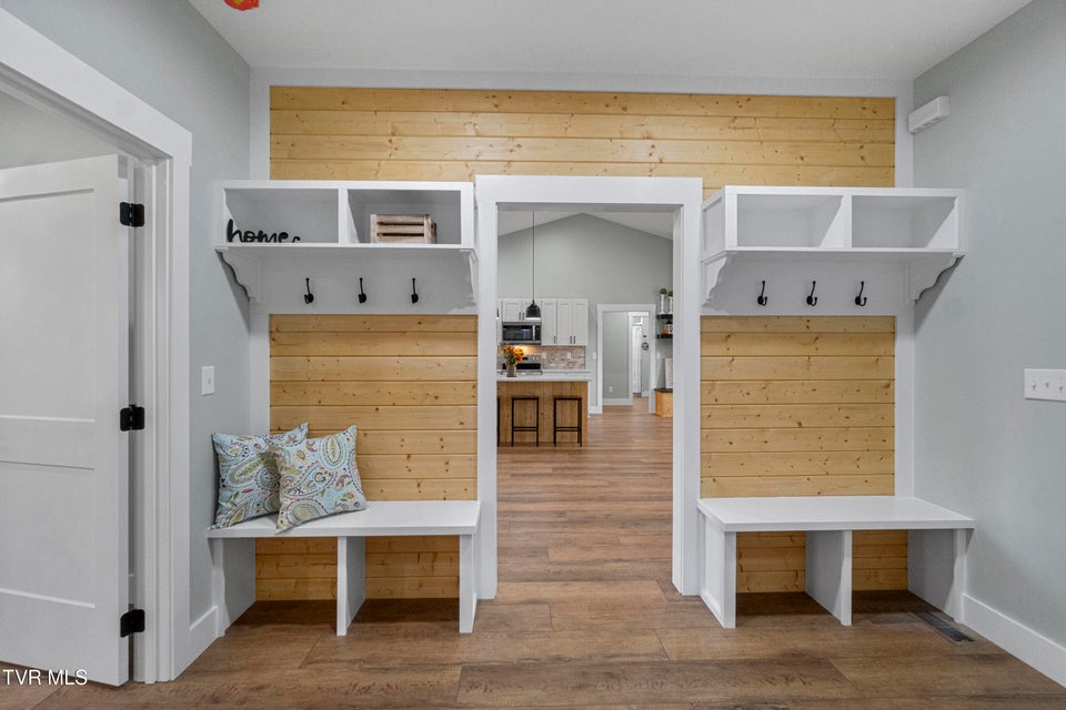 Photo #17: 210 Emperor 